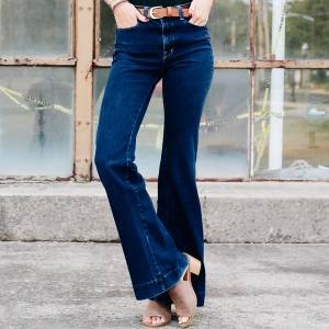 12 maneiras de usar Flare Jeans no verão