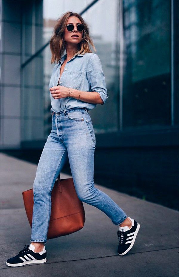 Street style look com camisa e calça jeans.