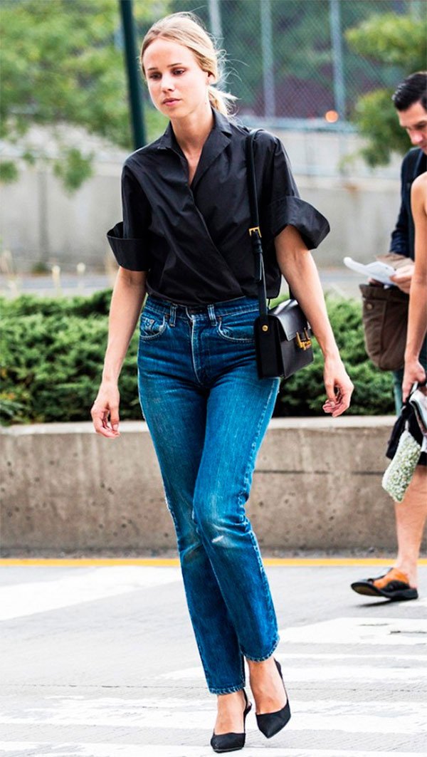 Street style look com camisa preta e calça jeans.