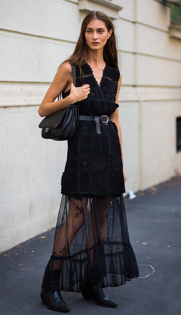 Street style look com vestido longo preto.