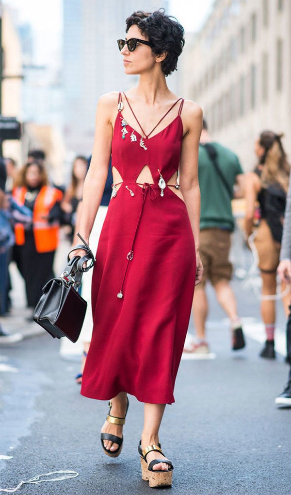Street style look com vestido vermelho.