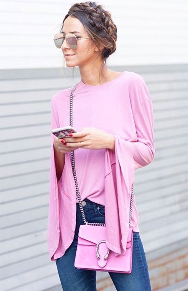 Street style look com blusa rosa.