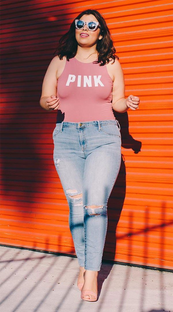 Street style look com body rosa e calça jeans.