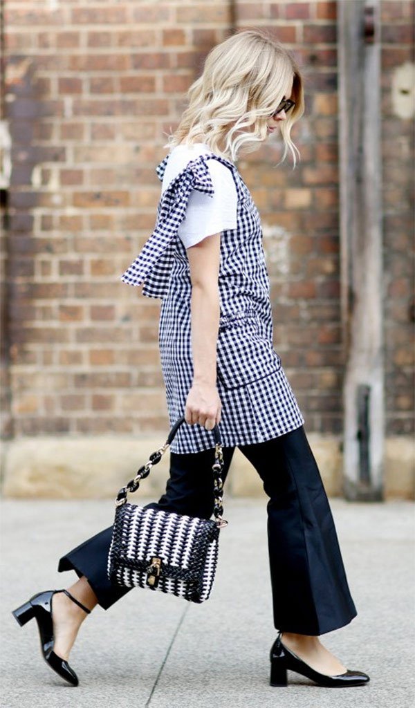 Street style look com blusa xadrez e calça culotte.