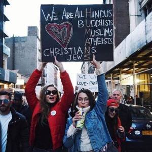 Gigi e Bella Hadid vão a protesto anti-Trump