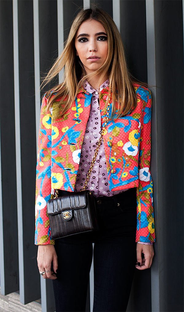 Street style look com jaqueta colorida.
