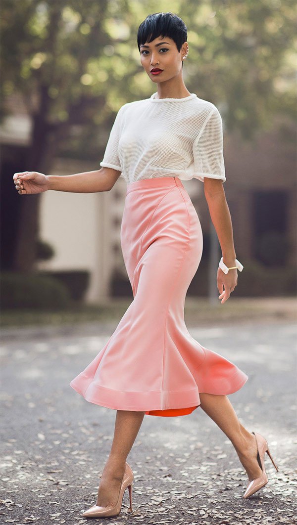 Street style look com saia rosa e camiseta.