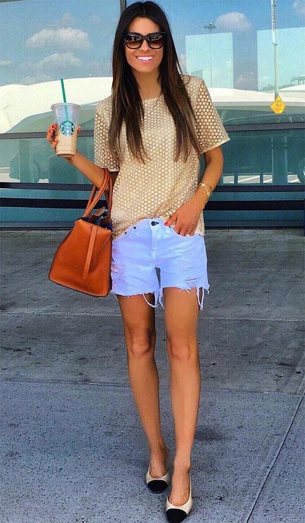 Street style look com short jeans e blusa bege.