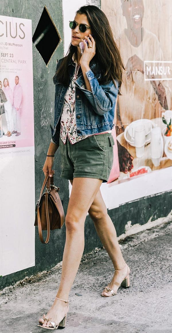 Street style look com jaqueta e short jeans.