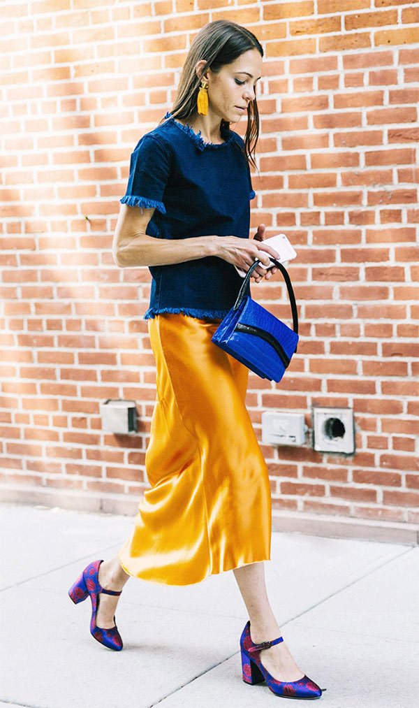 Street style look com vestido amarelo e blusa jeans.