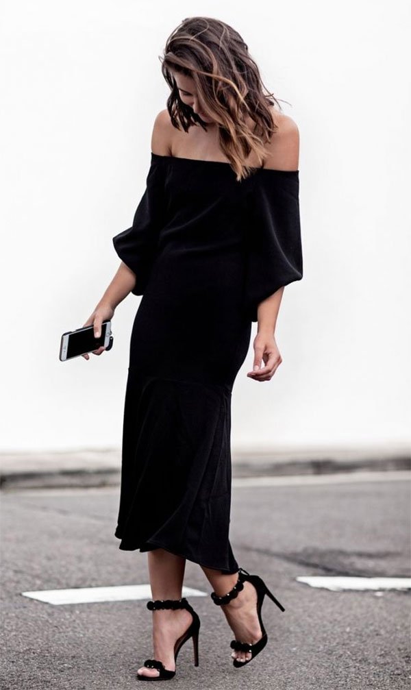Street style look com vestido preto.