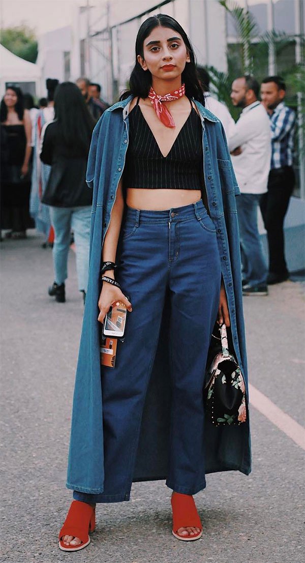 Street style com cropped top.