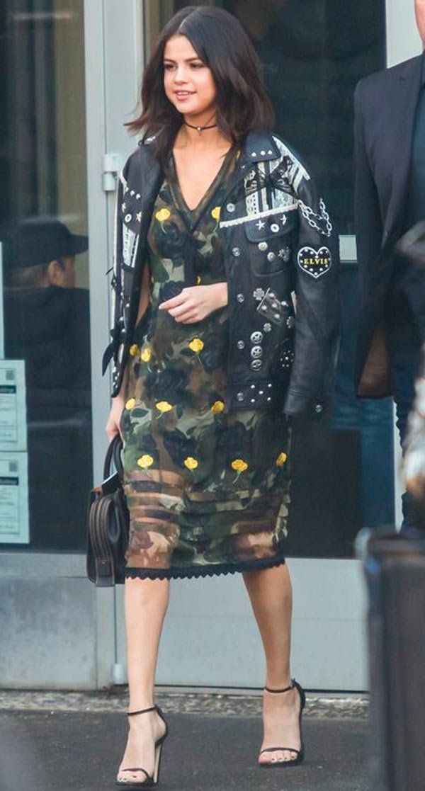 Selena Gomez  vestido militar