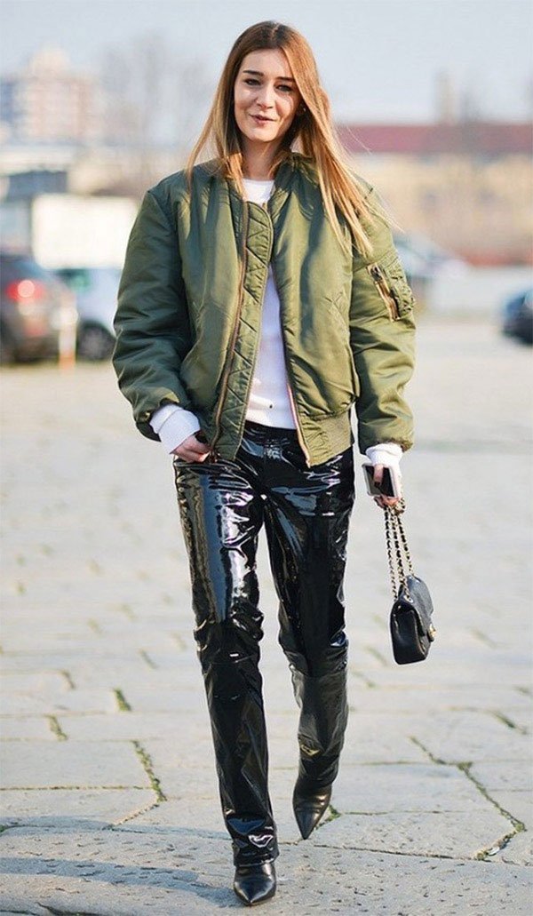 Street style look com bomber jacket e calça vinil.