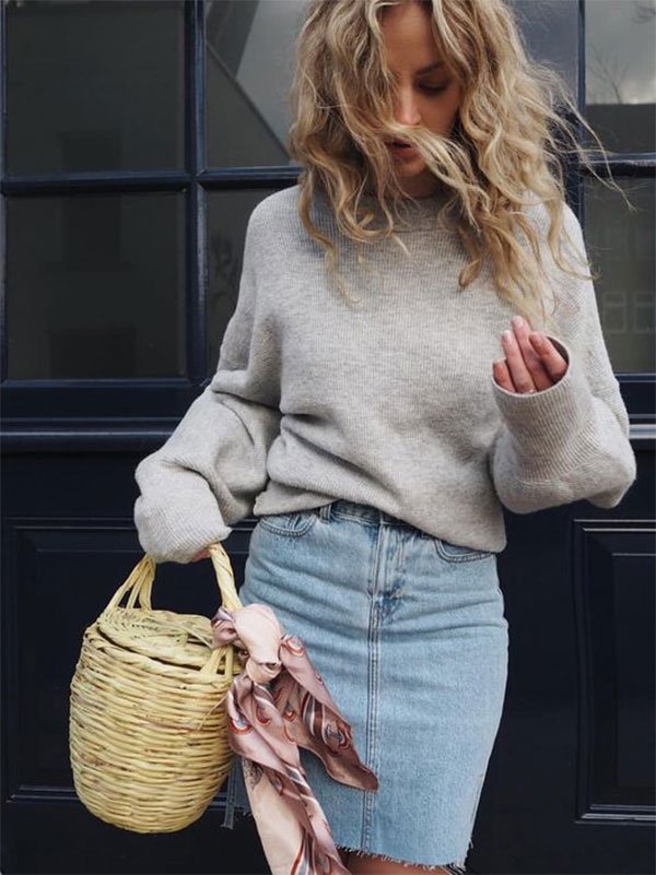 Street style look com suéter.