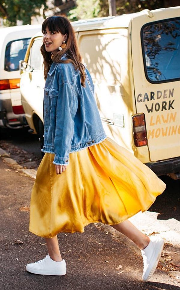 Street style look com vestido amarelo.