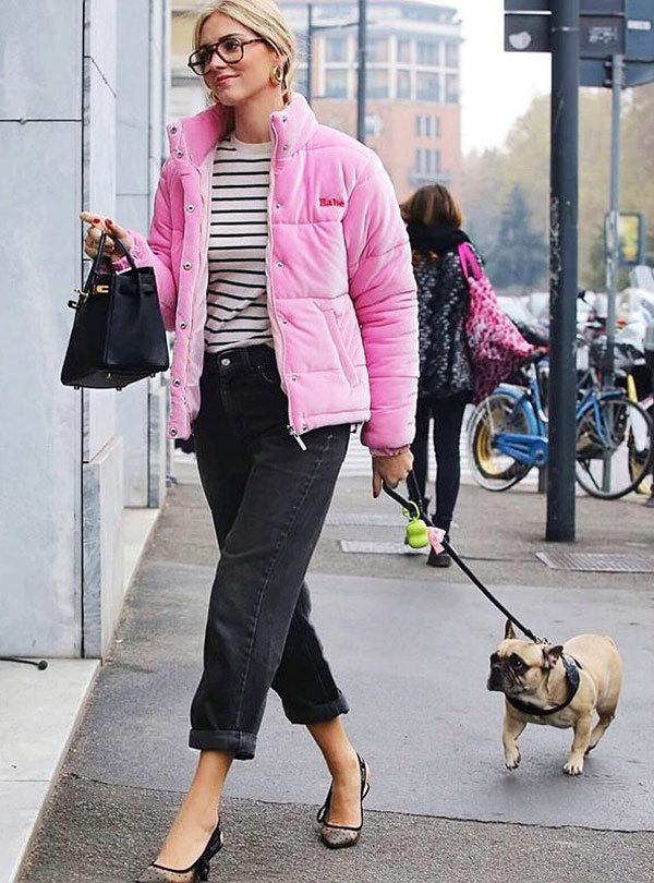 Chiara Ferragni - puffy jacket - t-shirt listra e calça  - puffy jacket - inverno - street style