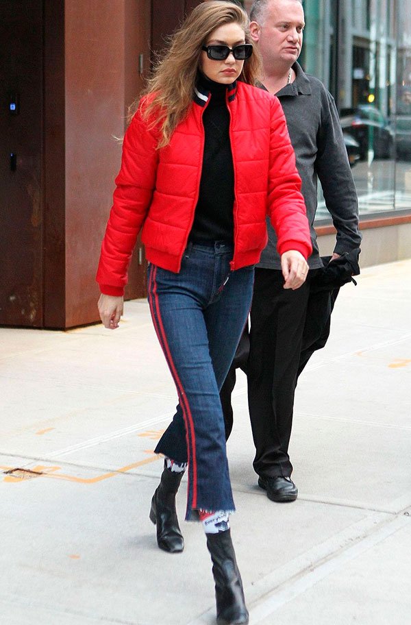 Gigi Hadid - calça jeans listra lateral - calça jeans listra lateral - verão - street style