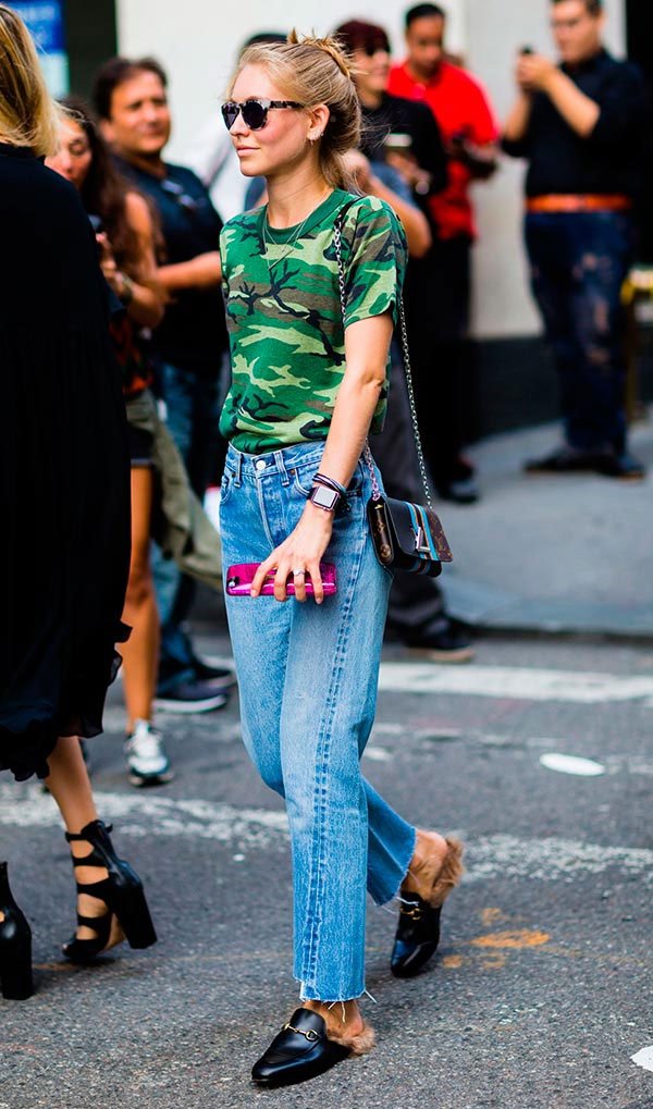 it-girl - t-shirt-camuflada-calça-jeans-mom - t-shirt-camuflada-militar - meia estação - street style