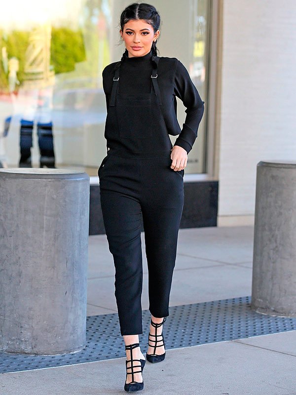 Kylie Jenner - macacao-preto-classico-jeans-turltenek-preta-sandalia - macacão - Meia Estação - Street Style
