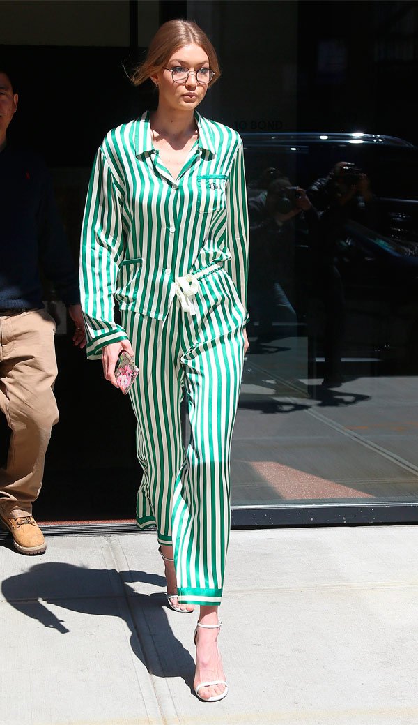 Gigi Hadid - look-pijama-listra-verde-calça-camisa-sandalia - pijama - Meia Estação - Street Style