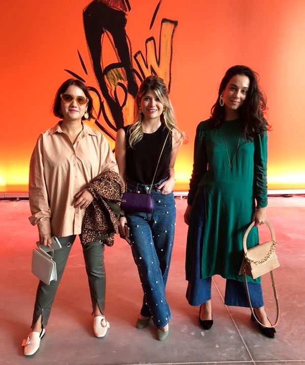 Juliana Bordin, Giovana Romani, Olívia Nicoletti - jeans-mom-aplicacao-camisa-oversized  - oversized - meia estação - street style SPFW