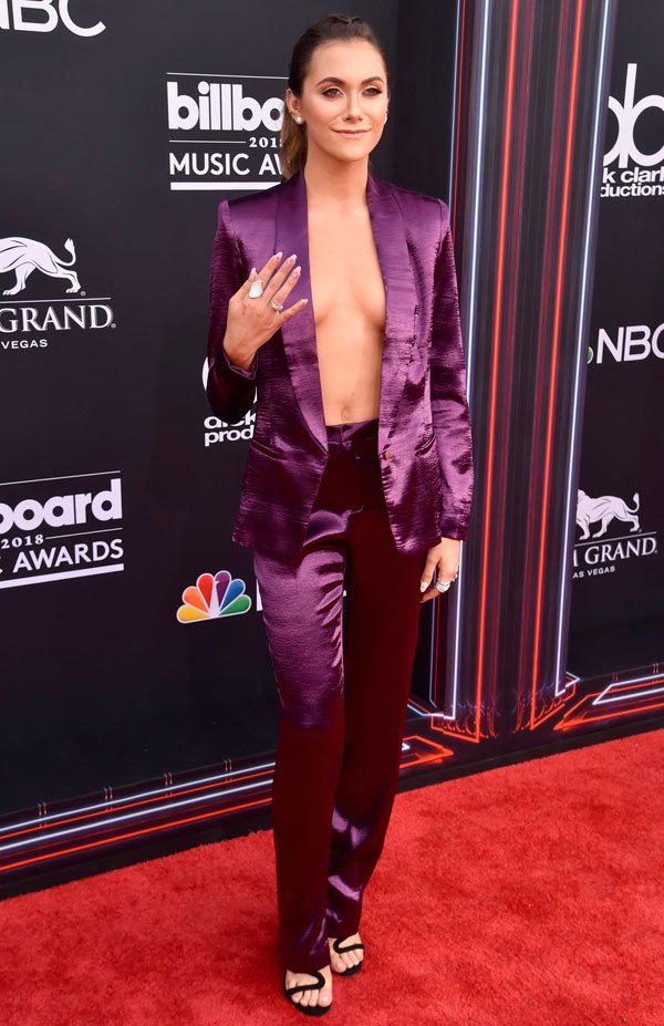 Alyson Stoner/Reprodução - conjunto-roxo - conjunto - meia estação - Billboard Music Awards