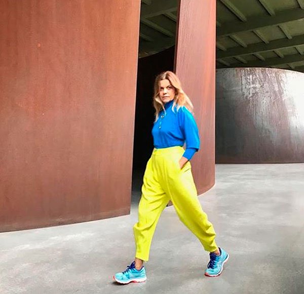 Ana Claudia Dias Zander/Reprodução - blusa-azul-calca-amarela-tenis - colorblocking - meia estação - street style