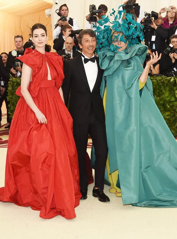 Anne Hathaway, Frances McDormand, Pierpaolo Piccioli - vestido-vermelho-terno-vestido-azul - vestido  - meia estação - street style