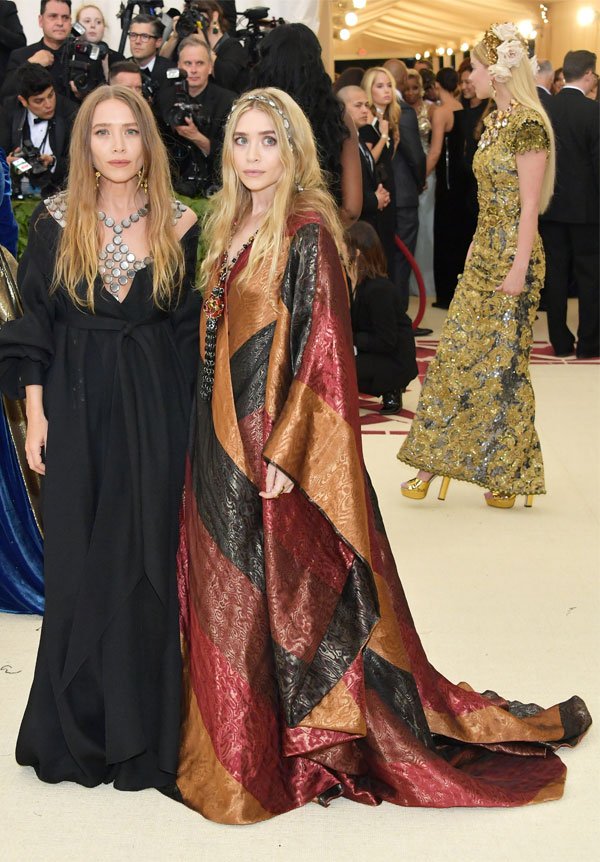 Mary-Kate Olsen e Ashley Olsen - vestido-tunica-preto-vermelho-estampado - vestido  - meia estação - street style