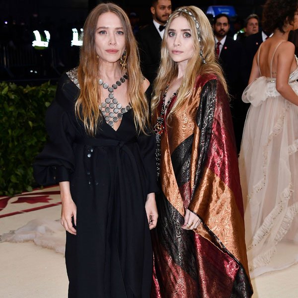 Mary-Kate Olsen e Ashley Olsen - vestido-preto-vestido-estampado  - vestido  - inverno - street style