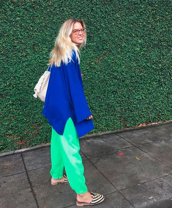 Nathalia Medeiros/Reprodução - tricot-azul-calca-verde - colorblocking - meia estação - street style