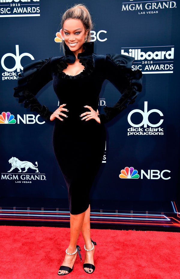 Tyara Banks/Reprodução - vestido-preto-veludo - vestido veludo - meia estação - Billboard Music Awards