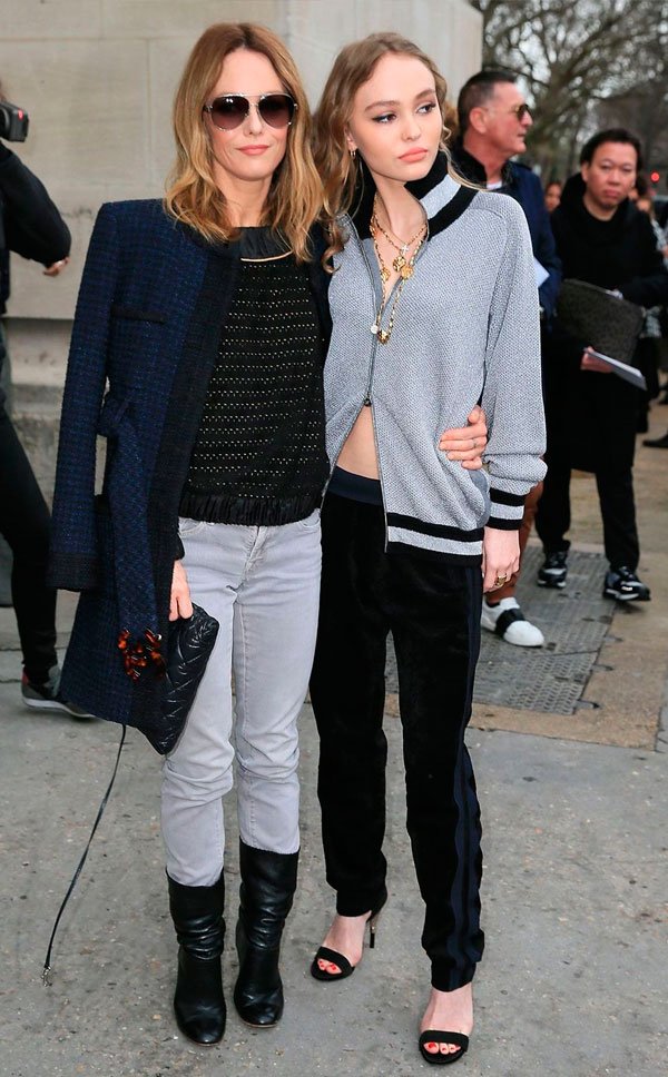 Vanessa Paradis e Lily Rose Depp - tricot-casaco-calca-jeans-bota-clutch - sobreposição - inverno - evento