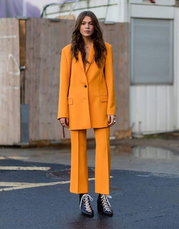 it girl - conjunto-blazer-calça-alfaiataria-amarelo-bota - calça de alfaiataria - inverno - street style