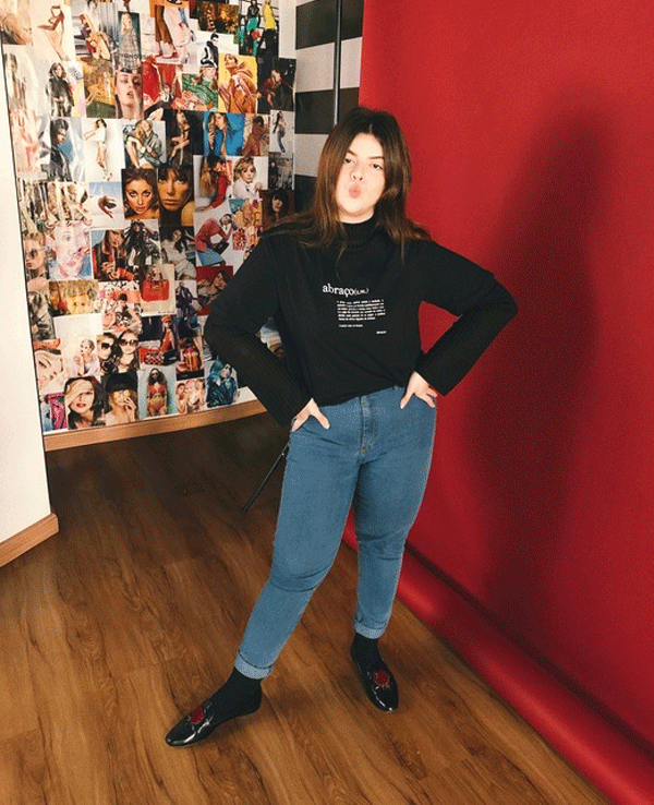 Carol Carlovich - camiseta-preta-calca-jeans-sapato-preto - camiseta - inverno - street style