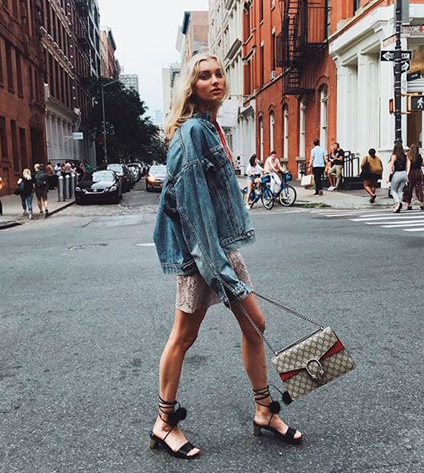 Elsa Hosk/Reprodução - vestido-jaqueta-jeans-salto-bloco - jaqueta jeans - verão - street style