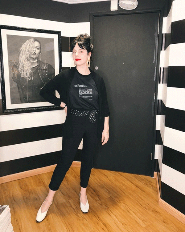 Gabriela Bonomi - camiseta-preta-cardigan-calca-preta-sapato-branco - camiseta - inverno - street style