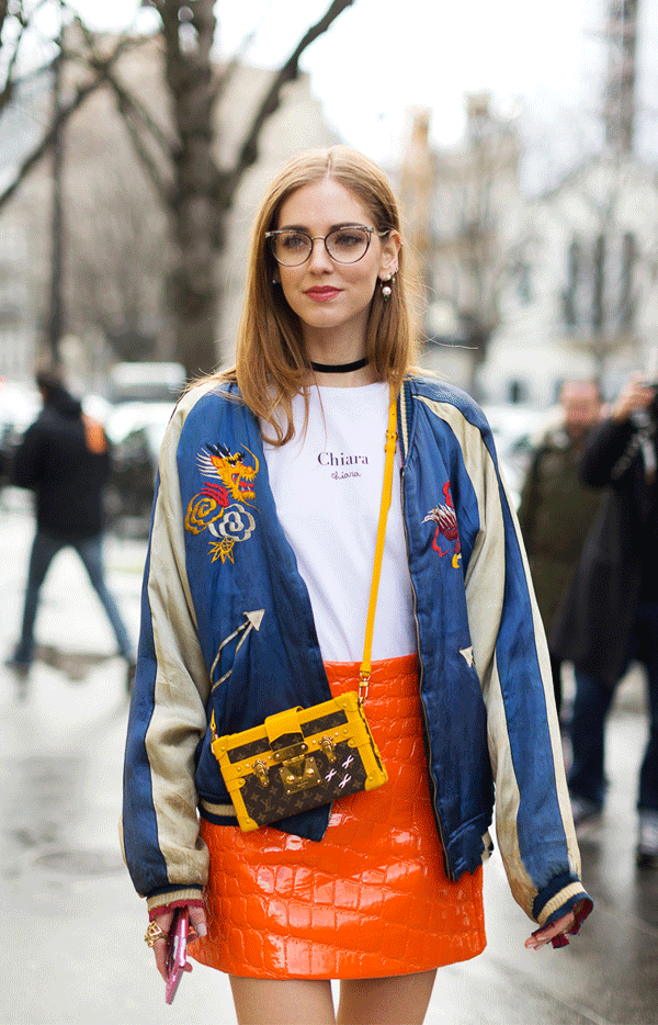 Chiara Ferragni - saia-laranja-oculos-de-grau-jaqueta-jeans - óculos de grau - inverno - street style