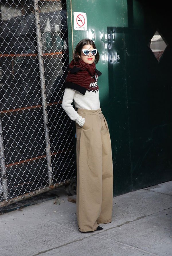 Leandra Medine - calca-pantalona-bege-blusa-branca-oculos-branco - calca - inverno - street style
