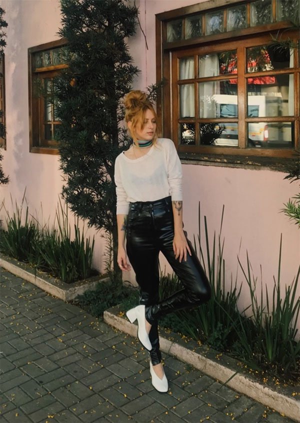 Aline Santos - blusa-branca-calça-vinil - calça de vinil - meia estação - street style