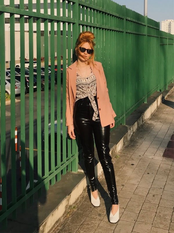 Aline Santos - blusa-nó-blazer-calça-vinil - calça de vinil - meia estação - street style