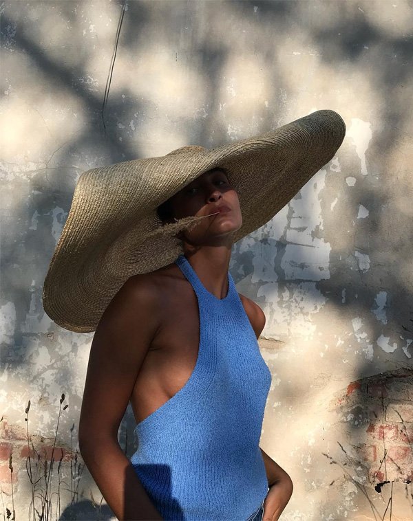 Katarina Petrovic - blusa-azul-chapeu-palha - palha - verão - street style
