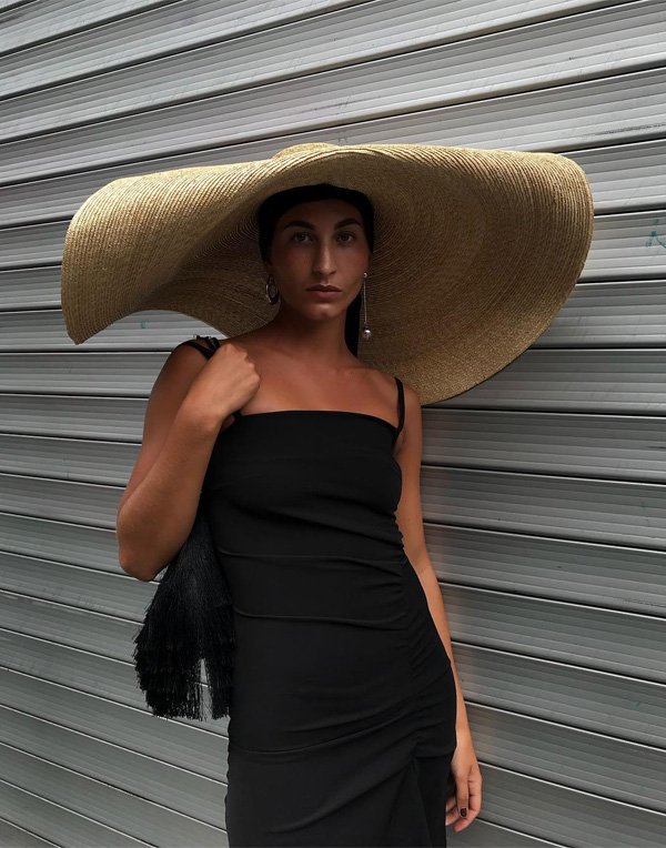 Katarina Petrovic - vestido-preto-chapeu-palha - chapeu - verão - street style