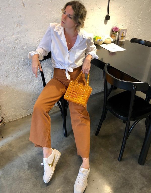 Karina Facci - calca-marrom-camisa-branca-bolsa-laranja - calça - verão - street style