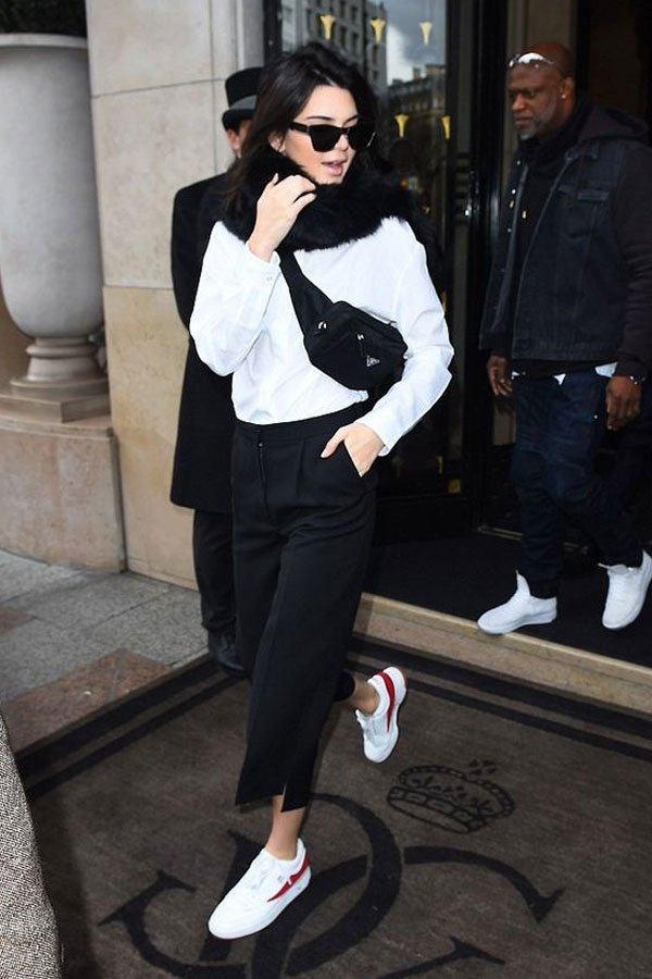 Kendall Jenner - calça alfaiataria com tênis - alfaataria com tênis - meia-estação - street style