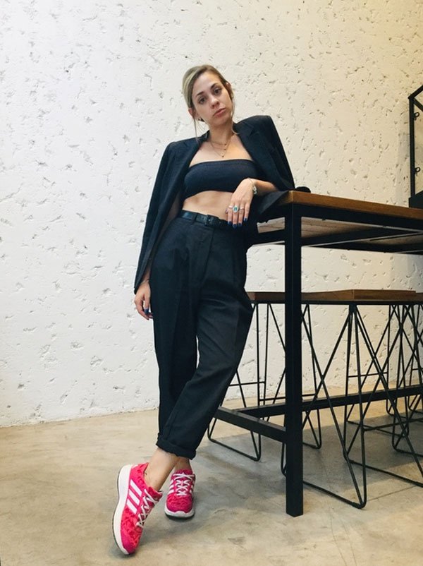 Larissa Cobra - top-blazer-calça-tênis - tênis - meia estação - street style 2019
