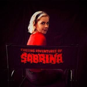 Desconstruímos o estilo da musa da série Sabrina para você roubar