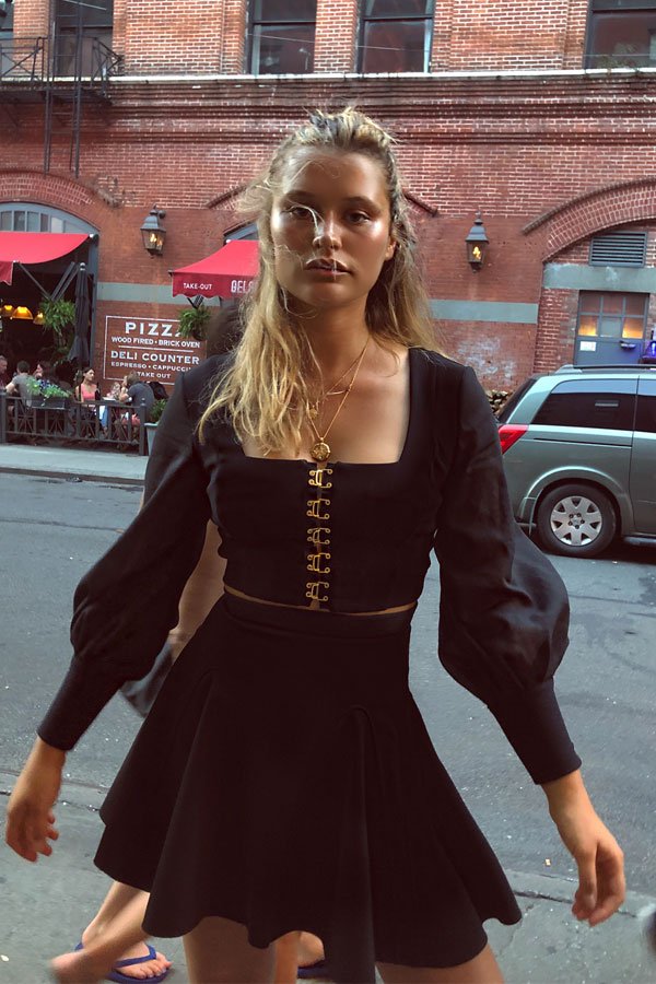 Chloe Lecareux - vestido preto - decote quadrado - verão - street style