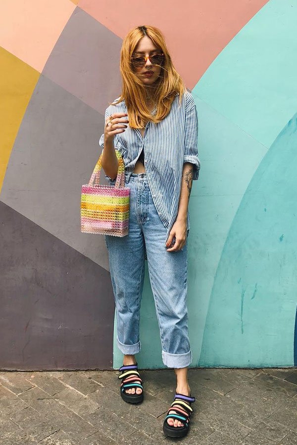 Ali Santos - calça jeans e camisa - mom jeans - meia-estação - street style